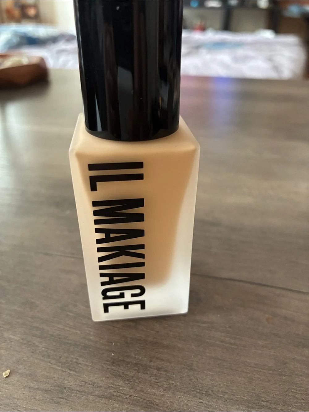 IL MAKIAGE Foundation Bottle in Light Beige - Picture 2 of 7